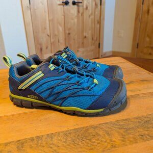 Keen Boys shoes size 5.  Blue